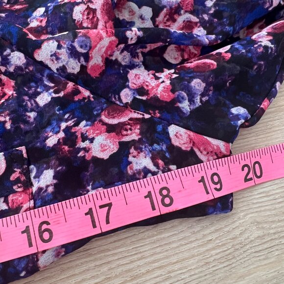 🌷Express "The Portofino Shirt" Floral Button Up Blouse Classic & Chic! - Picture 8 of 9